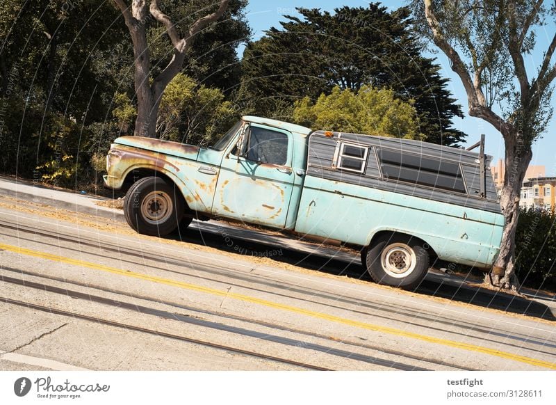 verrosteter Oldtimer Stadt Hafenstadt Stadtzentrum Verkehr Verkehrsmittel Verkehrswege Straße Fahrzeug PKW alt stehen türkis retro Rost parken San Francisco