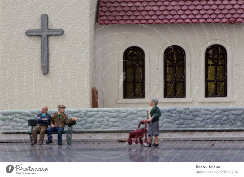 Zusammenkunft Feste & Feiern Rollator Weiblicher Senior Frau Männlicher Senior Mann 3 Mensch Dorf Kirche Mauer Wand Straße Bekleidung Mütze Bank beobachten