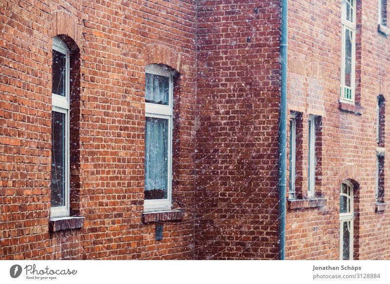 rote Backsteinfassade mit Schneeflocken im Winter Erfurt Deutschland Architektur Hintergrundbild Gebäude Weihnachten & Advent Kopierraum Fassade Flocke Haus