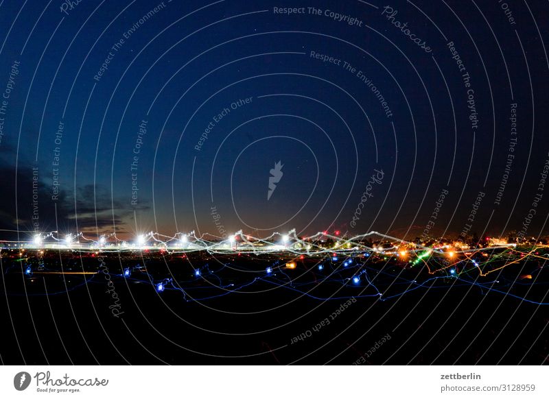 Flugfeld again Flugzeug Flugzeugstart Flughafen Flughafen Berlin-Tegel Abend Nacht dunkel Nachthimmel Himmel Himmel (Jenseits) Luftverkehr Bewegung mehrfarbig