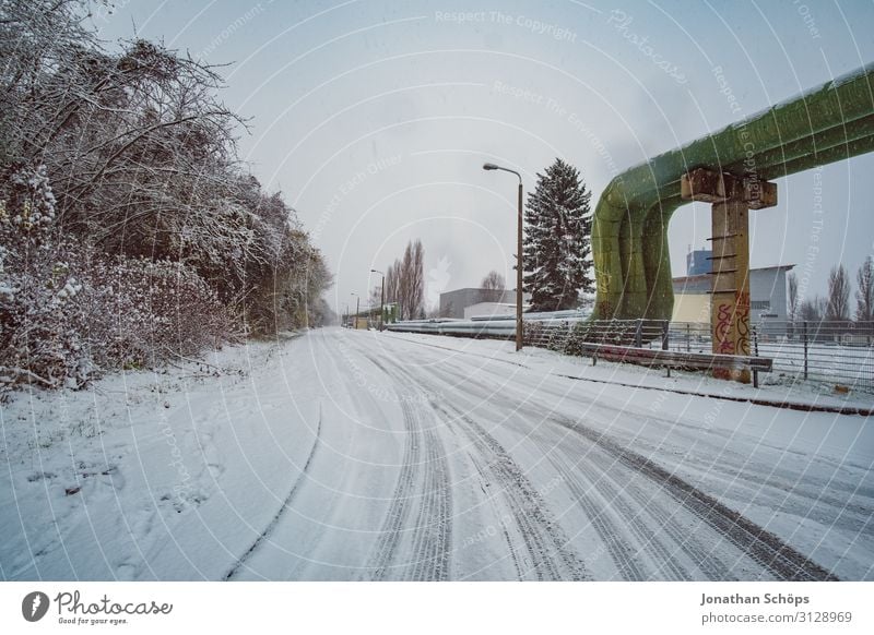 Weitwinkel Winterlandschaft Straße im Industriegebiet Aquädukt kalt Freiheit gefroren industriell Metall Außenaufnahme Rohrleitung Pipeline Eisenrohr Schnee