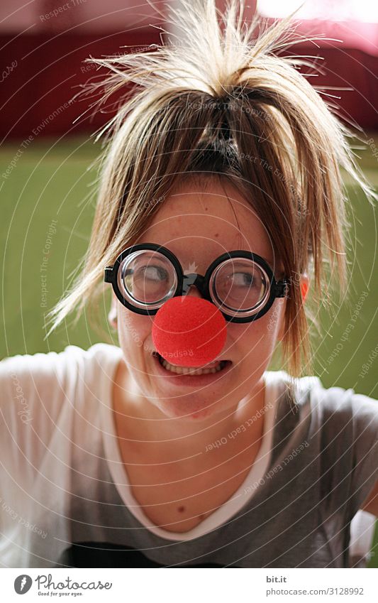 Mädchen mit Hornbrille und roter Clownnase Spielen Kinderspiel Party Feste & Feiern Karneval Geburtstag Mensch feminin Junge Frau Jugendliche Kindheit Maske