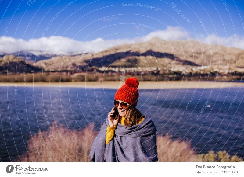 Frau auf dem Berg spricht am Handy.sonniger Tag Lifestyle Freude schön ruhig Ferien & Urlaub & Reisen Winter Berge u. Gebirge PDA Technik & Technologie Internet