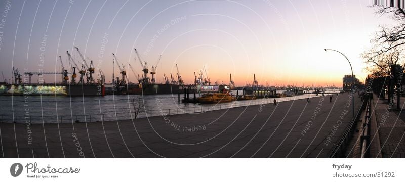 Hamburger Hafen I Wasser Fluss Deutschland Europa Wasserfahrzeug groß Sonnenuntergang Panorama (Bildformat) Farbfoto Außenaufnahme Menschenleer