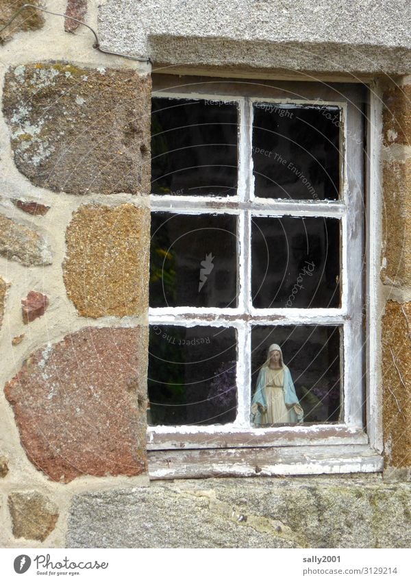 weitsichtig | Gottvertrauen... Skulptur Haus Mauer Wand Fassade Fenster Stein Blick Hoffnung rein Religion & Glaube Vertrauen Gebet Kirche Maria Ikonen Statue