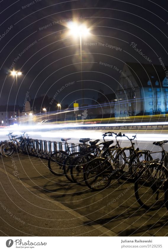 Spät München Deutschland Stadt Hauptstadt Stadtzentrum Verkehr Verkehrsmittel Verkehrswege Berufsverkehr Straßenverkehr Autofahren Straßenkreuzung Autobahn