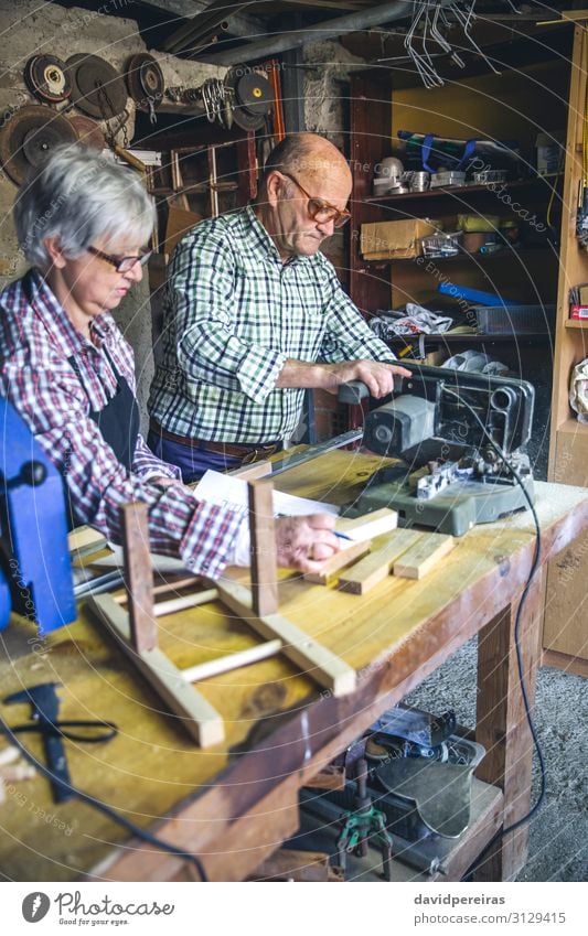 Seniorenpaar in einer Tischlerei Freizeit & Hobby Möbel Arbeit & Erwerbstätigkeit Beruf Business Ruhestand Maschine Mensch Frau Erwachsene Mann Paar alt