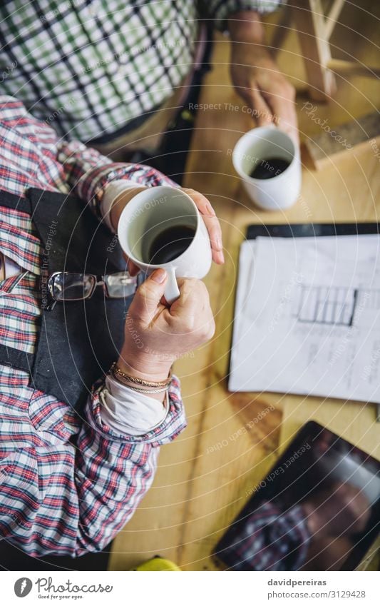 Seniorpaar in ihrer Schreinerei Kaffee Freizeit & Hobby Möbel Arbeit & Erwerbstätigkeit Beruf Business Ruhestand Mensch Frau Erwachsene Mann Paar Fluggerät alt