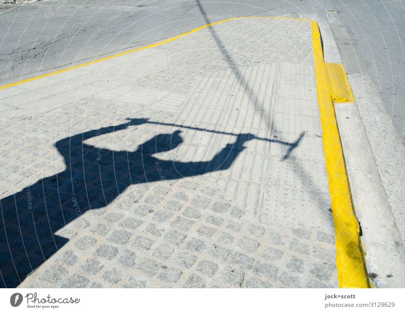 Aufstand am Platz Skulptur Griechenland Stadtzentrum Denkmal Straße Verkehrsinsel Streifen kämpfen bedrohlich fantastisch historisch unten gelb Tapferkeit