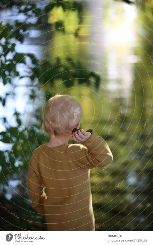 blondes Kind spielt in der Natur Kindererziehung Bildung Kindergarten Mensch Kleinkind Junge Familie & Verwandtschaft Kindheit Leben 1 1-3 Jahre 3-8 Jahre