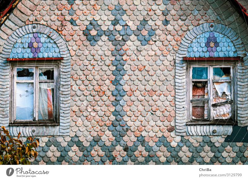 Glanz vergangener Tage Dorf Haus Ruine Gebäude Architektur Mauer Wand Fassade Fenster Fassadenverkleidung Holz Kreuz Häusliches Leben alt gruselig historisch