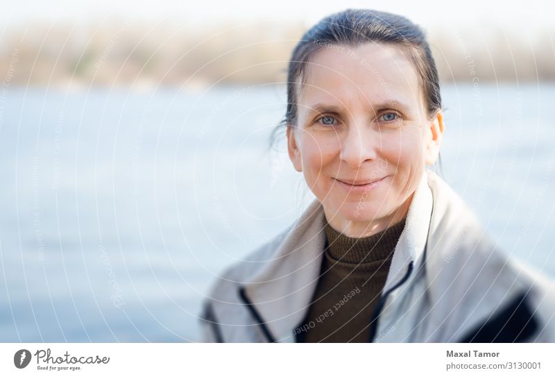 Frauenporträt in Flussnähe Lifestyle Glück schön Gesicht Strand Winter Mensch Erwachsene Natur Küste Lächeln leuchten Coolness dünn Fröhlichkeit natürlich weich