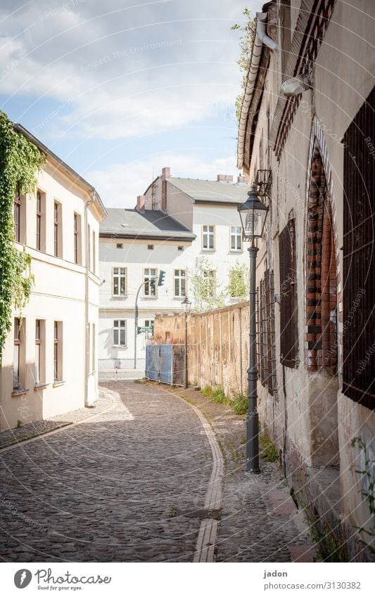 empty streets (5). Stil Tourismus Ausflug Schönes Wetter Stadt Altstadt Fußgängerzone Menschenleer Haus Bauwerk Gebäude Architektur Mauer Wand Fassade