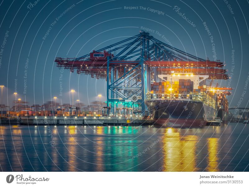 Containerschiff im Hafen von Hamburg bei Nacht Industrie Handel Hauptstadt Hafenstadt Brücke Bauwerk Verkehrsmittel Schifffahrt Binnenschifffahrt Kreuzfahrt