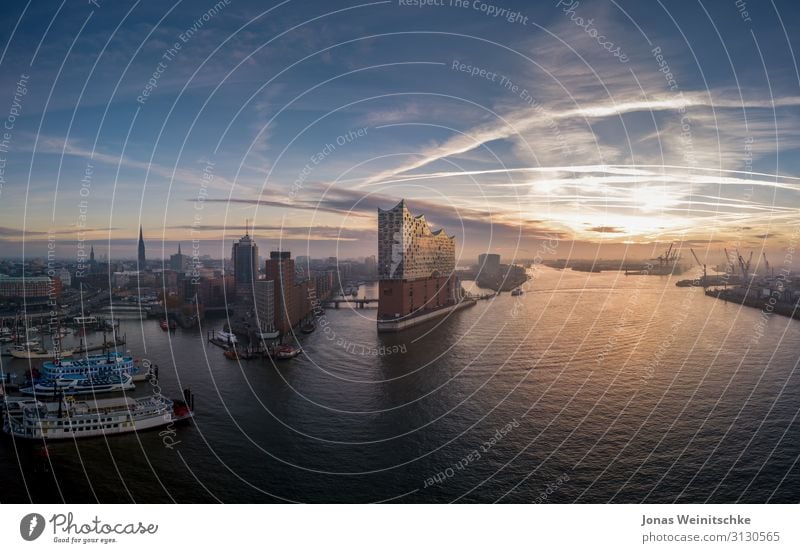 Elbphilharmonie mit Hafencity bei Sonnenaufgang Hafenstadt Bauwerk Architektur Sehenswürdigkeit Wahrzeichen Denkmal Schifffahrt Kreuzfahrt Passagierschiff