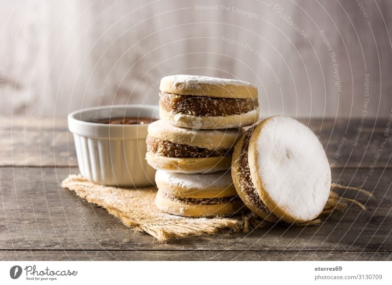 Traditionelle argentinische alfajores mit dulce de leche und Zucker süß Plätzchen Lateinamerikaner Südamerikaner Peruaner kolumbianisch Dessert Karamell