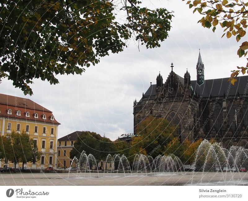 Domplatz Tourismus Ausflug Sightseeing Städtereise Architektur Wasser Wassertropfen Stadt Hauptstadt Stadtzentrum Kirche Platz Springbrunnen Sehenswürdigkeit