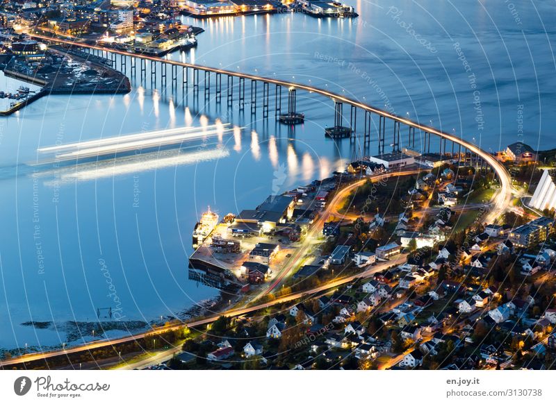 Hurtigruten Ferien & Urlaub & Reisen Tourismus Ausflug Ferne Sightseeing Städtereise Kreuzfahrt Meer Insel Tromsø Norwegen Skandinavien Brücke Schifffahrt