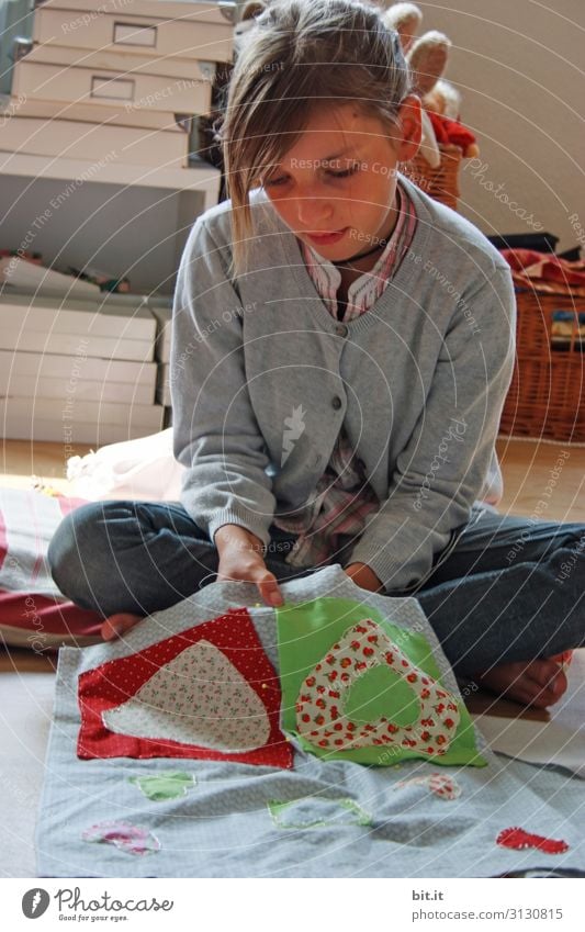 Fingerspitzengefühl l Handarbeiten Mensch feminin Mädchen Kindheit Jugendliche hocken sitzen Patchwork Nähen Sticken lernen Blick nach unten zuhause