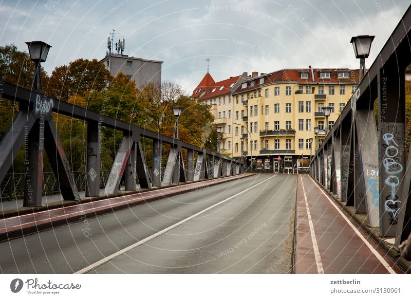 Langenscheidtbrücke, Schöneberg Berlin Brücke Stadt Straße Stadtleben Häusliches Leben Wohngebiet langenscheidtbrücke Verkehr ruhig Menschenleer Sonntag