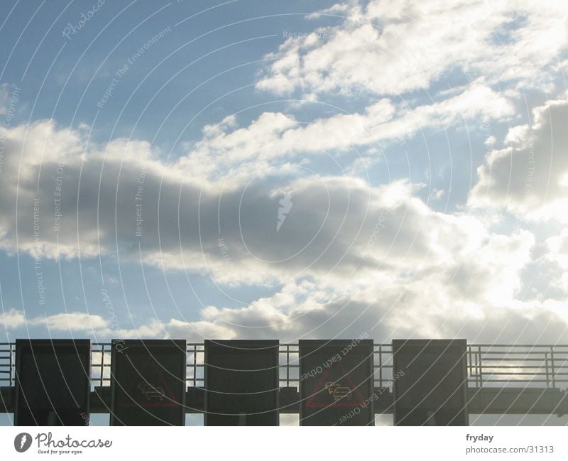 Stau am Himmel Wolken Verkehrsstau Autobahn Dinge Hinweisschild Schilder & Markierungen Schilderbrücke