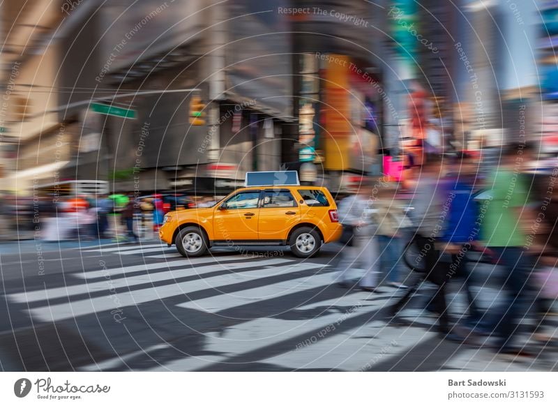 NYC Yellow Cab in Bewegung Ferien & Urlaub & Reisen Sightseeing Städtereise Nachtleben Verkehr Berufsverkehr Fußgänger Fahrzeug Taxi fahren Gelbe Kabine