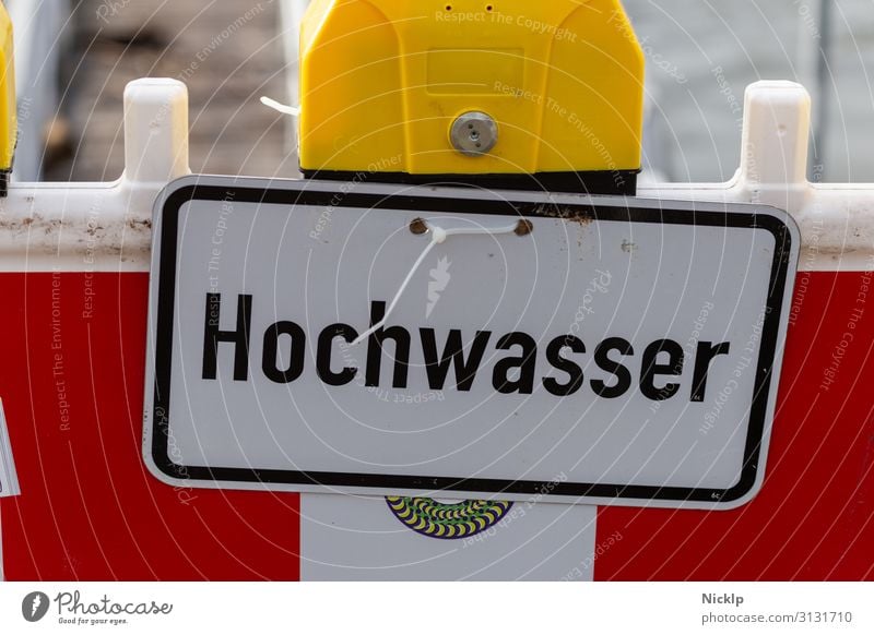 Rhein Hochwasser -  Warnschild "Hochwasser" - Köln, Rhein Nordrhein-Westfalen Deutschland Fluss hochwasserlage Warnleuchte Barrikade Wasser Barriere