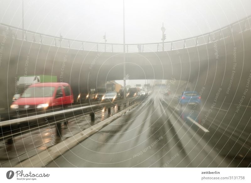 Stadtautobahn im Niesel PKW Autobahn Kohlendioxid bedrohlich gefährlich Risiko Herbst Menschenleer nass Nieselregen Regen Regenwasser Wassertropfen