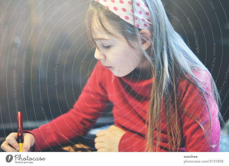 hausaufgaben (2) Kind Mädchen Schüler Schulkind schreiben lesen Hausaufgabe Schule lernen lesen und schreiben Füllfederhalter Bildung Bildungswesen