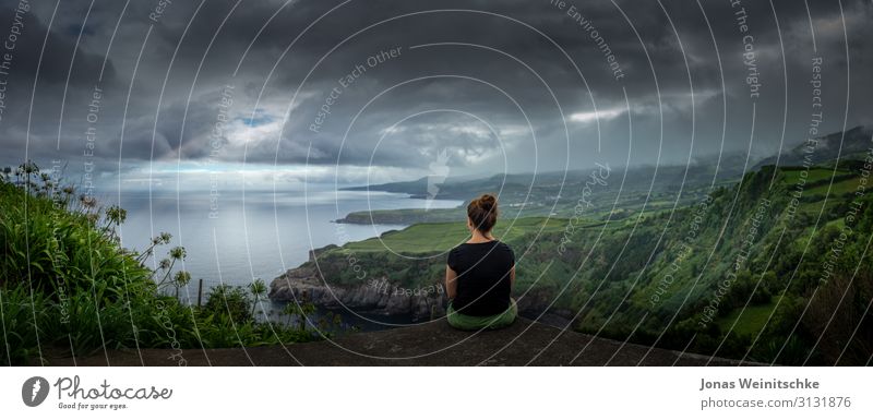 Panorama einer Küstenlandschaft mit einer Frau im Vordergrund Ferien & Urlaub & Reisen Abenteuer Ferne Berge u. Gebirge wandern Mensch feminin Erwachsene 1