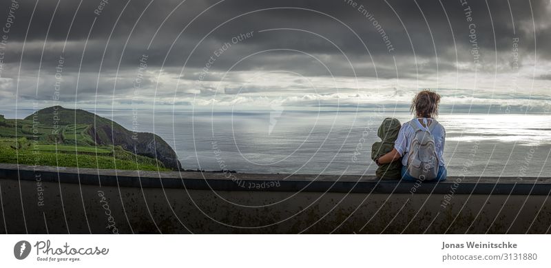 Panorama einer Landschaft mit Mutter und Kind im Vordergrund Mensch maskulin feminin Kleinkind Junge Junge Frau Jugendliche Erwachsene Kindheit 2 3-8 Jahre