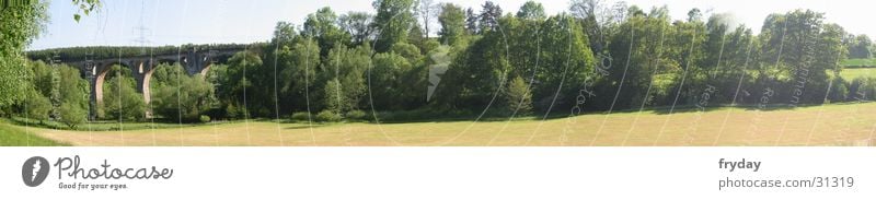 Viadukt Panorama (Aussicht) Weitwinkel Feld Baum Horizont Brücke Himmel wolkenfrei groß Panorama (Bildformat)