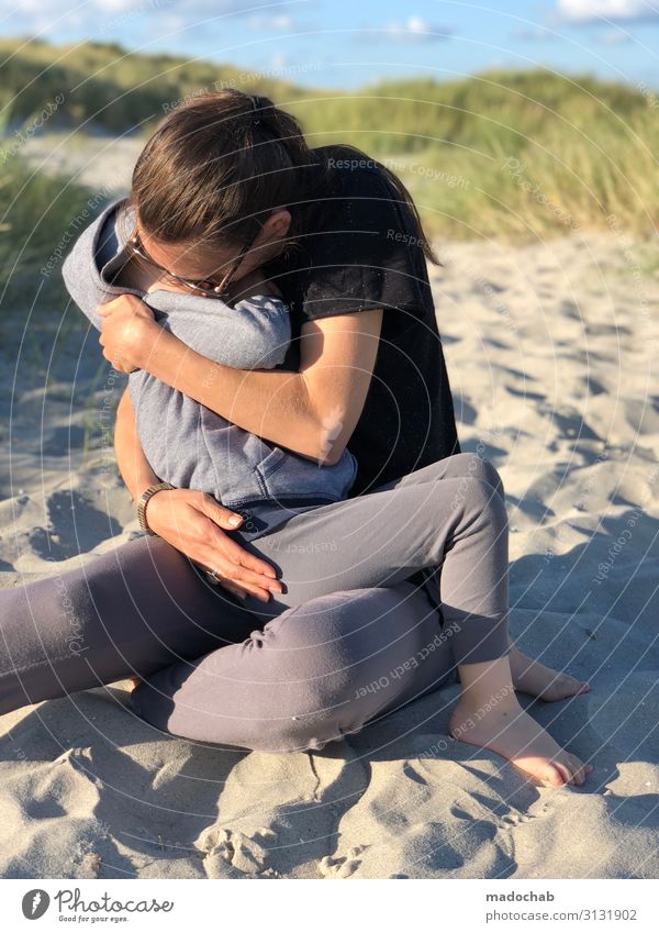 Mutter mit Kind / Liebe und Geborgenheit - Umarmung Schutz harmonisch Wohlgefühl Zufriedenheit Erholung Ferien & Urlaub & Reisen Sommerurlaub Strand Meer