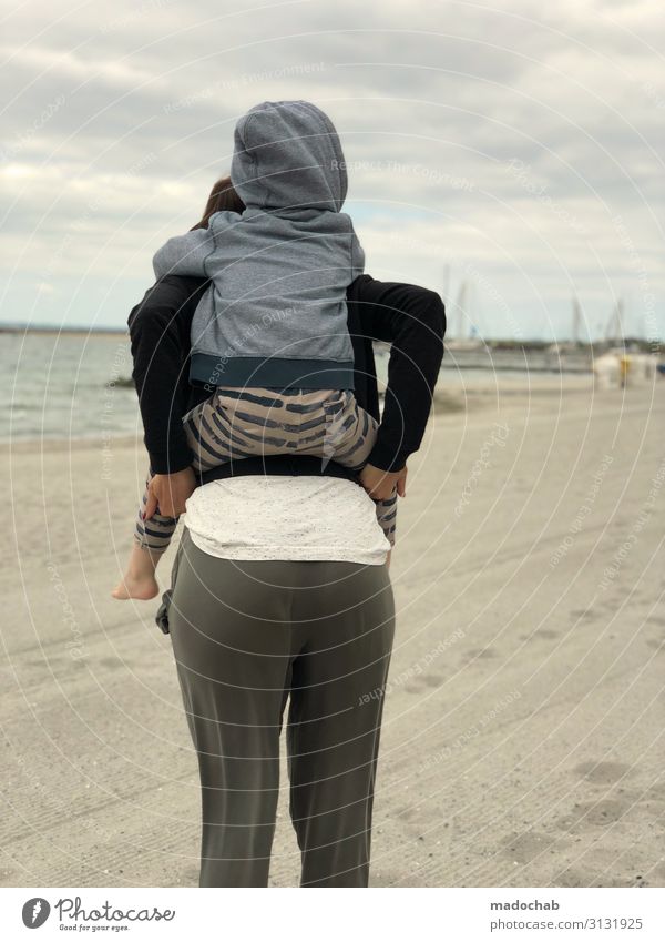 Huckepack Mensch Kleinkind Junge Frau Jugendliche Mutter Erwachsene Familie & Verwandtschaft Kindheit Leben 2 Wolken Küste Strand Glück Zufriedenheit Vertrauen