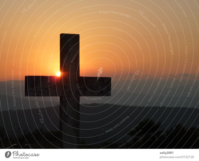 Ruhe und Frieden Kreuz Friedhof Sonnenuntergang Sonnenaufgang Berge u. Gebirge Abendstimmung Symbol Glaube Christliches Kreuz Religion & Glaube Christentum Tod