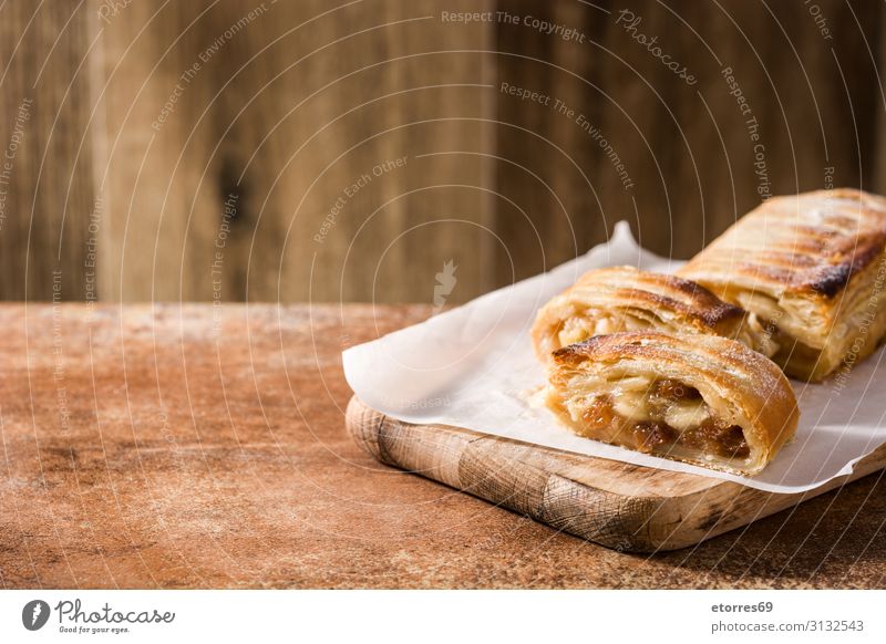 Traditioneller hausgemachter Apfelstrudel auf braunem Hintergrund. Strudel Zimt Lebensmittel Gesunde Ernährung Foodfotografie Backwaren süß Zucker backen