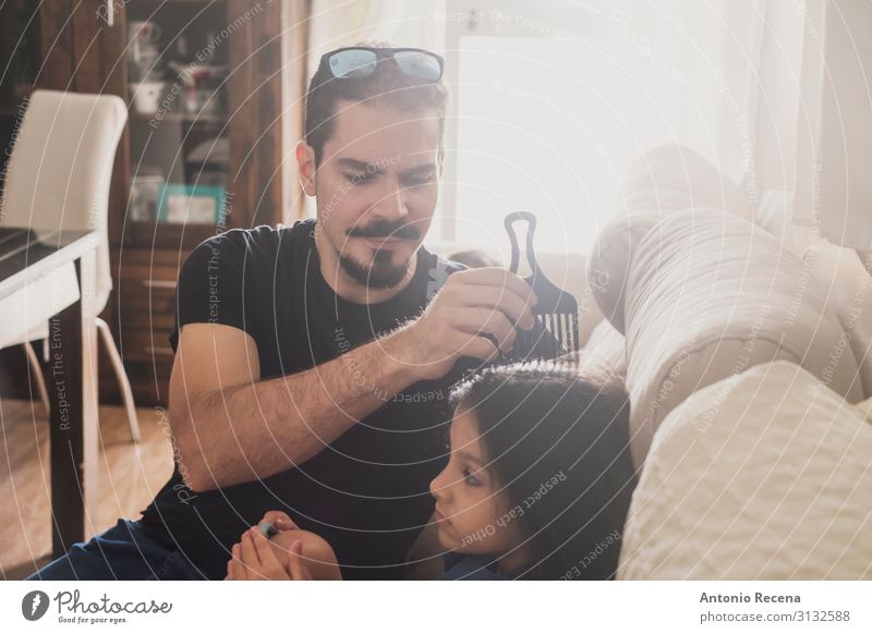 Vater beim Kämmen Lifestyle Haare & Frisuren Sofa Wohnzimmer Kind Mensch Mann Erwachsene Familie & Verwandtschaft Kindheit Liebe sitzen Zusammensein modern