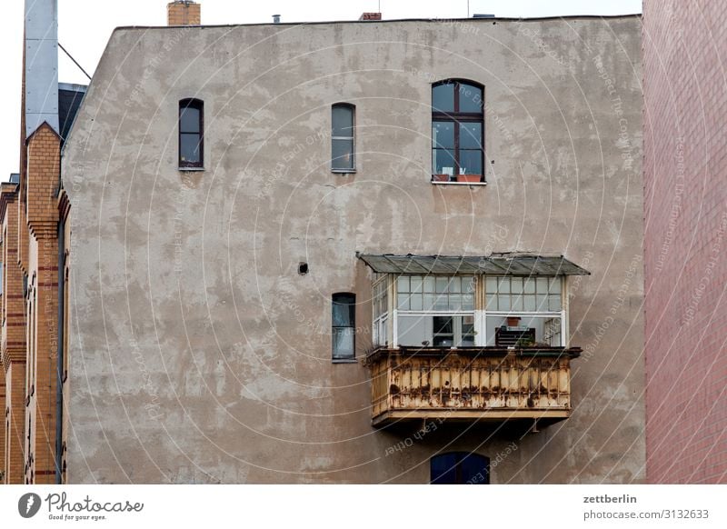 Einfache Wohnlage Altbau hinten Hinterhof Haus Wohnhaus Wand Mauer Brandmauer Wohngebiet Häusliches Leben Stadt Stadtzentrum Textfreiraum Stadthaus