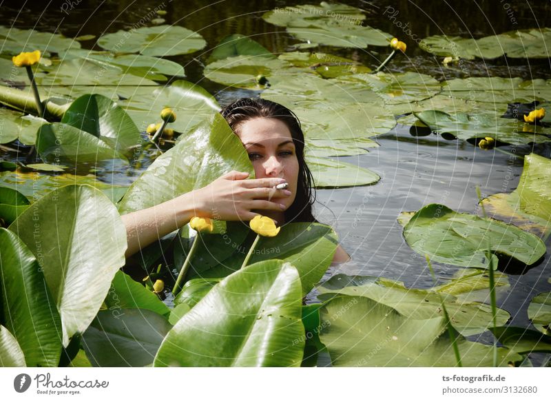 Smoke in the Water Mensch feminin Junge Frau Jugendliche Kopf Hand 1 18-30 Jahre Erwachsene Natur Sommer Blatt Blüte Seerosen Teichrosen Wasserpflanze Zigarette