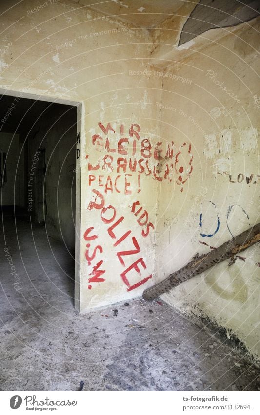 Einlasskontrolle Beruf Polizei Polizist Menschenleer Haus Industrieanlage Ruine Bauwerk Gebäude Bunker Luftschutzbunker Mauer Wand Fassade Tür Zeichen