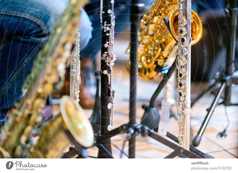 Orchesterpause Veranstaltung Musik Kultur Show Konzert Bühne Musiker Blasorchester Blasmusik Saxophon Klarinette Querflöte Notenständer ästhetisch gold silber