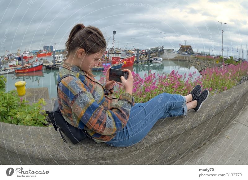 Teenager-Mädchen mit Smartphone im Urlaub Lifestyle Freude schön Leben Ferien & Urlaub & Reisen Sommer Sonne Strand Meer Kind Telefon Handy PDA Fotokamera Frau