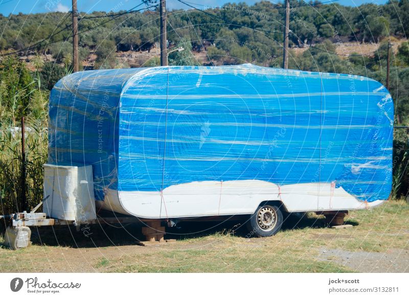 (nicht) originalverpackt Parkplatz Wohnwagen Folie außergewöhnlich einzigartig Wärme blau Stimmung Willensstärke Schutz Design modern Ordnung Pause planen