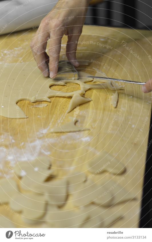 Fingerspitzengefühl | beim Plätzchen ausstechen Teigwaren Backwaren Messer Freizeit & Hobby Häusliches Leben Küche Weihnachten & Advent Bäcker Hand Herz Liebe