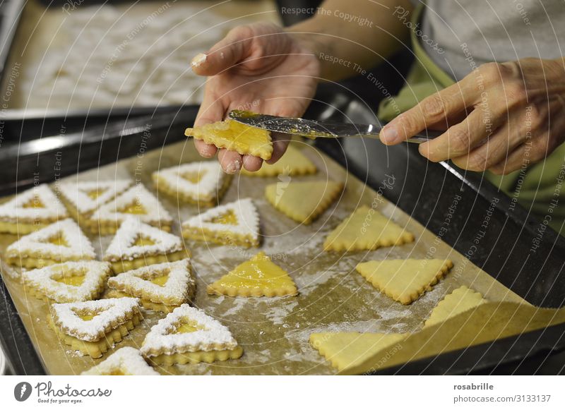 Fingerspitzengefühl | beim Hildabrötchen bestreichen Teigwaren Backwaren Marmelade Messer Häusliches Leben Küche Weihnachten & Advent Hand Liebe frisch süß gelb