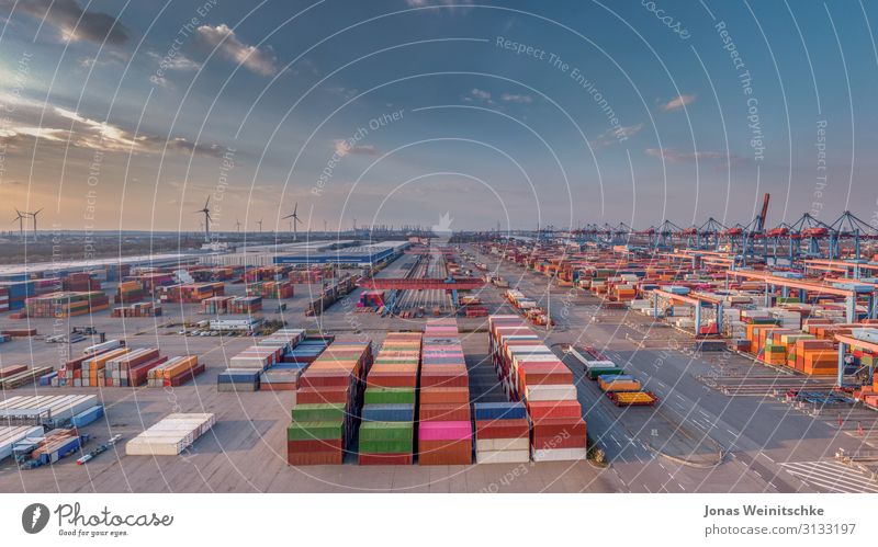 Containerterminal im Hamburger Hafen bei Sonnenuntergang Sonnenlicht Klimawandel Schönes Wetter Brücke Bauwerk Gebäude Architektur Schornstein Sehenswürdigkeit