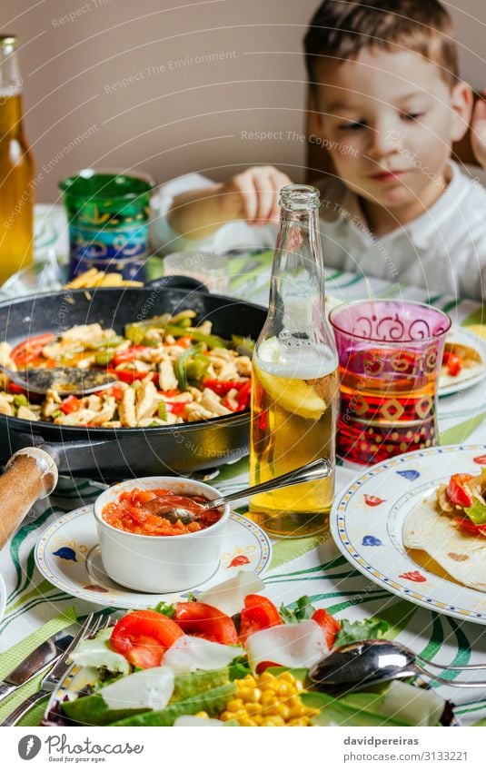 Pfanne mit mexikanischem Essen auf einem Tisch Gemüse Abendessen Bier Restaurant Kind Mensch Junge Mann Erwachsene Menschengruppe genießen authentisch heiß