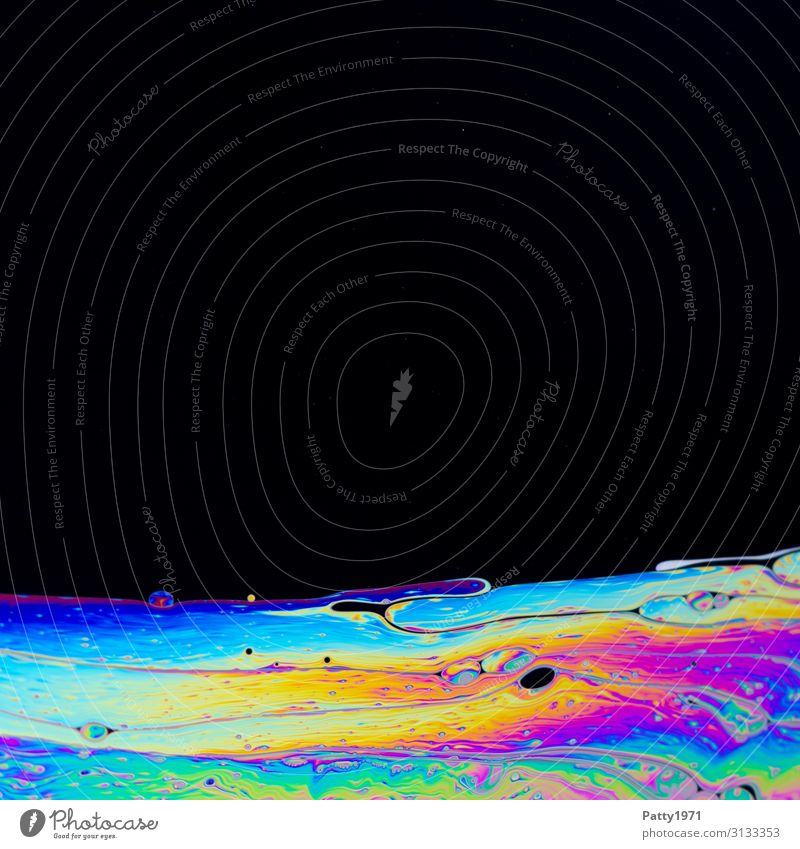 Interferenzfarben in einem Seifenfilm Wissenschaften Physik Oberflächenspannung Flüssigkeit verrückt mehrfarbig schwarz beweglich bizarr Farbe Horizont