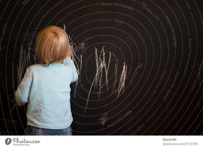 Kind malt mit Kreide an einer schwarzen Kreidewand Kleinkind Schule Kindergarten Kita Vorbereitung Leben lernen übung klein niedlich Zeichung Förderung