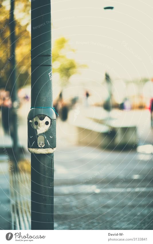 Männchen - Kopf Bauch Arme Beine Straße Laterne ampelmännchen kreativ augen Haare witzig niedlich lustig Straßenkunst Straßenbeleuchtung Verkehr beobachten